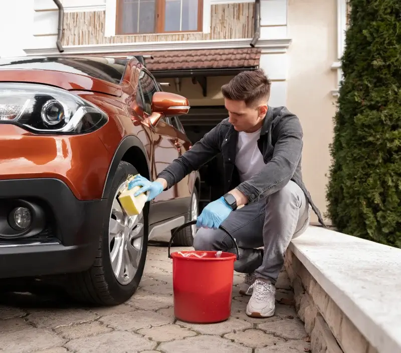 Lavage auto à domicile Carlucet : professionnel intervenant sur un véhicule